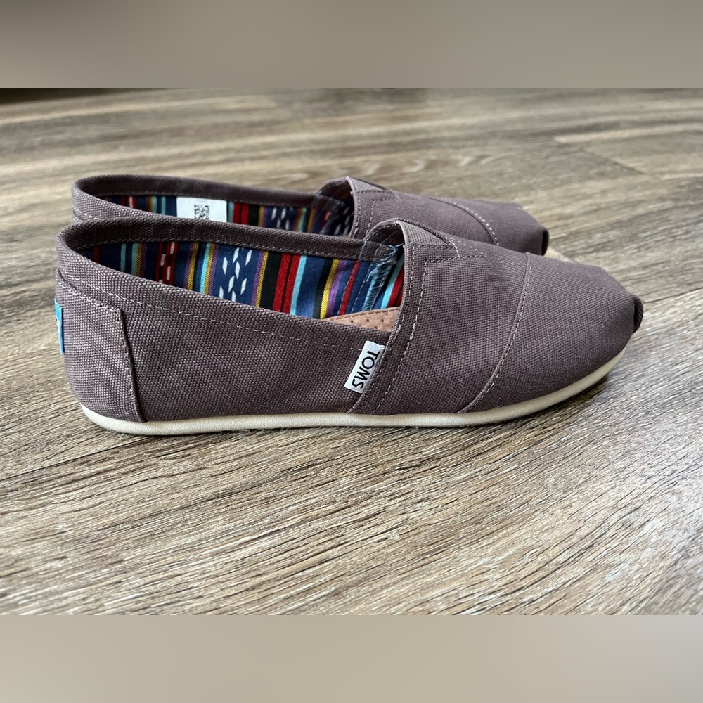 Gray women’s classic canvas Tom’s, size 7